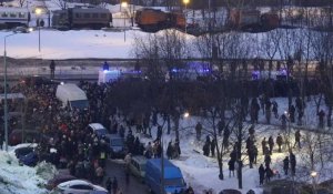 Russie : la foule rassemblée devant le cimetière de Borissovo scande "Navalny !"