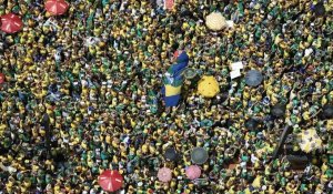Des milliers de personnes manifestent leur soutien à l'ex-président Bolsonaro à Sao Paulo
