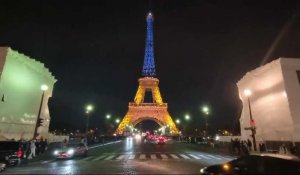 La Tour Eiffel en bleu et jaune pour l'anniversaire de l'invasion de l'Ukraine