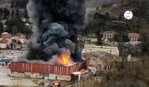 VIDÉO. Aveyron : un entrepôt avec 900 tonnes de batteries au lithium prend feu