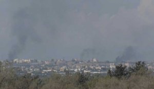 Des nuages de fumée s'élèvent du sud de la bande de Gaza, vus d'Israël