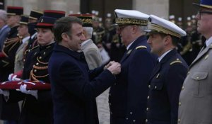 Aux Invalides, Macron décore douze militaires lors d'une cérémonie de prise d'armes