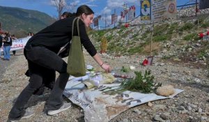 Grèce: des étudiants se recueillent à Larissa sur le site de l'accident ferroviaire en 2023