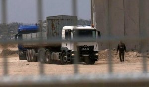 Un convoi de camions traverse un nouveau passage après une livraison d'aide à Gaza