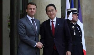 Emmanuel Macron accueille le Premier ministre japonais à l'Elysée