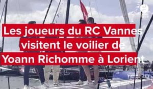 VIDÉO. Les joueurs du RC Vannes visitent le voilier de Yoann Richomme à Lorient