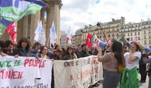 Manifestation de jeunes propalestiniens devant le Panthéon à Paris