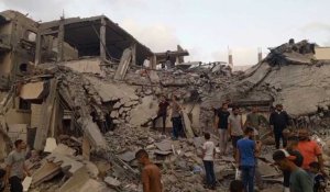 Des Palestiniens inspectent les dégâts après des frappes sur Gaza