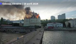 Après une attaque de missile à Odessa, le bâtiment de l'Académie est en feu