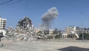 Une volute de fumée s'élève au-dessus de bâtiments détruits à Gaza
