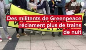 Pourquoi ces militants de Greenpeace ont-ils manifesté en pyjama devant la gare d'Angers ?
