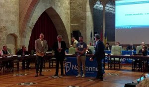 Thomas Marti reçoit la médaille de la ville de Narbonne pour son acte de bravoure 