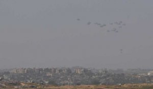 De l'aide humanitaire parachutée au-dessus de la bande de Gaza, vue d'Israël