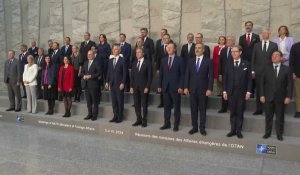 Les ministres des Affaires étrangères de l'Otan posent pour la traditionnelle photo de famille