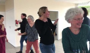 VIDÉO. Dans le Calvados, Marion Bouillon propose des séances de yoga du rire