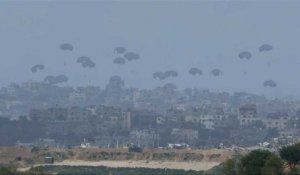 De l'aide humanitaire parachutée dans le nord de la bande de Gaza, vue d'Israël