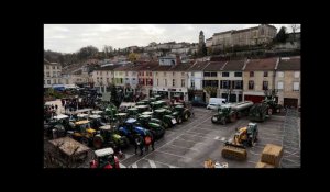 Un convoi de tracteurs pour exprimer leurs colères