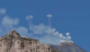 VIDÉO. Des ronds de fumée propulsés en l'air par l'Etna 