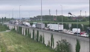 Calais : deux bus percutent un poids lourd sur la rocade portuaire