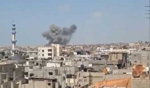 De la fumée s'élève dans le ciel de Rafah après une frappe