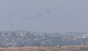 De l'aide est larguée au-dessus du nord de la bande de Gaza, vue d'Israël