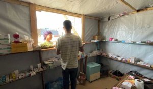 Un Gazaoui déplacé installe une pharmacie de fortune dans une tente à Rafah