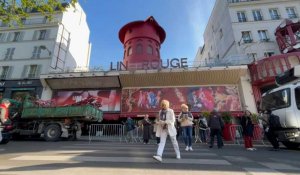 A Paris, les ailes du célèbre Moulin Rouge entassées dans un camion après leur chute