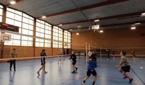 Des licenciés des clubs sportifs de Soissons découvrent les valeurs des JO avec du volley-ball