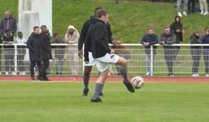 Emmanuel Macron participe à un match de football caritatif au profit des pièces jaunes