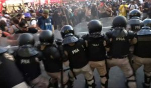 Gaz lacrymogènes pour disperser les manifestants devant le Congrès argentin