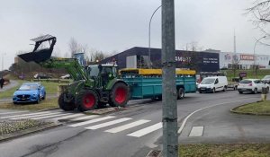 Les agriculteurs débloquent la zone d'approvisionnement de Carrefour à Charleville-Mézières