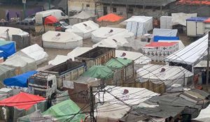 A Rafah, les tentes de fortune de Gazaouis déplacés inondées par les pluies