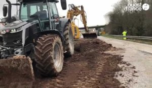 VIDÉO. Colère des agriculteurs en Finistère : 700 t de terre sur la RN165 pour « semer une prairie »
