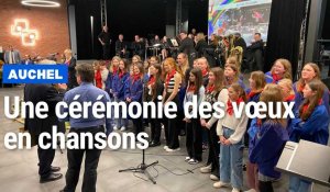 A Auchel, la chorale de la cité scolaire Lavoisier chante pendant la cérémonie des vœux