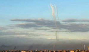 Des traînées de fumée de roquettes sont visibles dans le ciel de Khan Younès