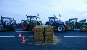 France : un convoi de tracteurs roule vers Rungis