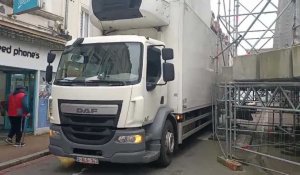 Boulogne : une rue bloquée par un camion