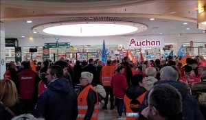 Des salariés d'Auchan en grève à Calais, vendredi 22 mars