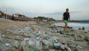 A Bali, un raz-de-marée de déchets recouvre une plage habituellement préservée