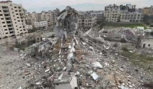 Bâtiments détruits et explosions qui retentissent dans la ville de Gaza