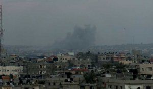 Gaza: de la fumée s'élève au-dessus de Khan Younès, vue depuis Rafah
