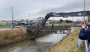 Caddies, canettes et pneus repêchés... les agriculteurs ont curé le canal à Calais