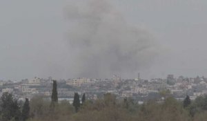 Panache de fumée après une frappe sur le sud de la bande de Gaza, vu d'Israël