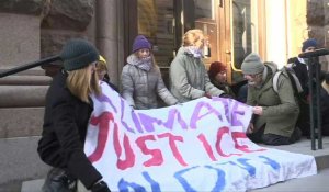 L'activiste climatique suédoise Greta Thunberg bloque l'entrée du Parlement suédois