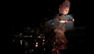 VIDÉO. Festival Méliscènes : Plume, la marionnette géante, déambule à La Trinité-Sur-Mer