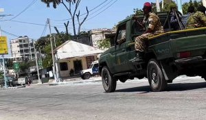 Images de soldats somaliens dans une rue près d'un hôtel de Mogadiscio attaqué