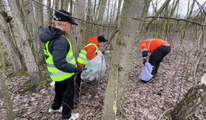 Des écoliers partent à la chasse aux déchets au pied du terril d’Henin-Beaumont