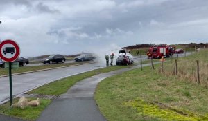 Une voiture s'embrase au rond-point du Moulin-Wibert à Wimereux