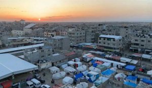 Le soleil se couche sur les tentes des Palestiniens déplacés à la veille du ramadan