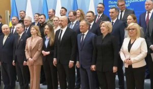 Varsovie: Les délégations polonaise et ukrainienne posent pour une photo avant des discussions